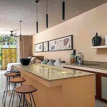 Chic With Swim-up Pool Access