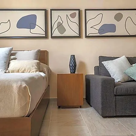 Chic With Swim-up Pool Access