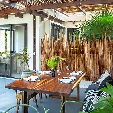 Mohave Jungle Hotel 2*