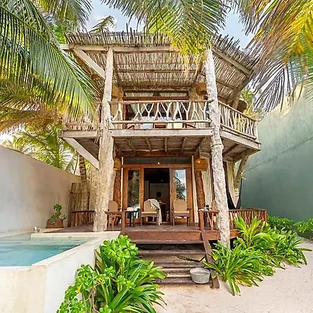 Hotel Casa Ganesh Beachfront 4*
