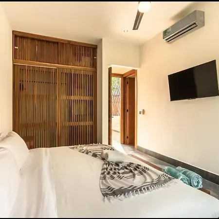 Villa Casa Luv 4br 4ba Downtown 2 Private Pools