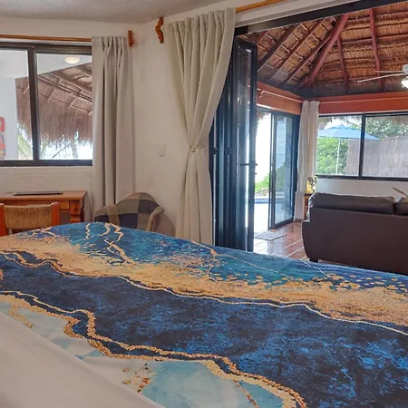 Villa Oceanfront Pool 3 King Beds