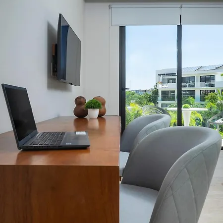 Spectacular In Complex, Pool, Gym Apartment