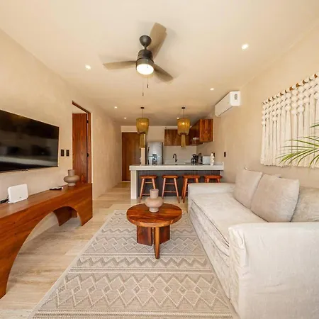 Modern 1br W Private Jacuzzi Pool Balcony Apartment