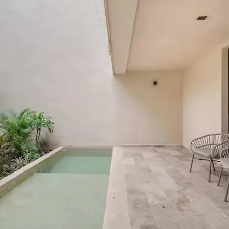 1st Flr Chic Jungle - Priv Pool Steam & Gym Apartment