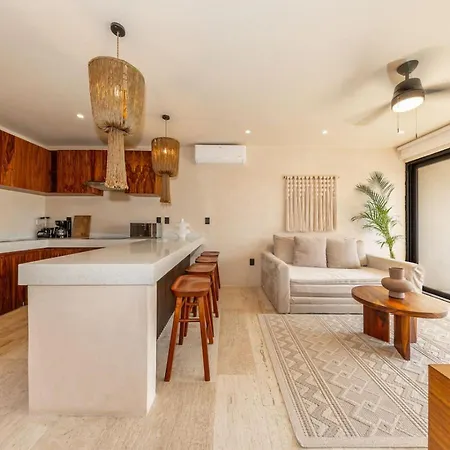 Apartment Modern 1br W Private Jacuzzi Pool Balcony