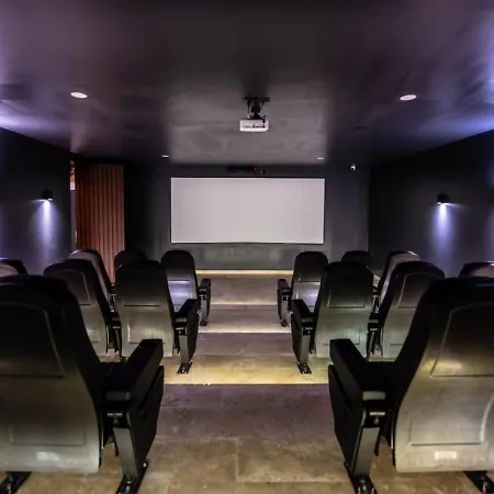 2br Retreat Rooftop Pool Gym Movie Theatre Apartment *