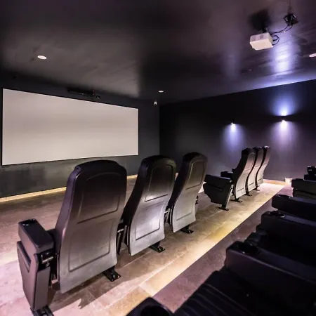 2br Retreat Rooftop Pool Gym Movie Theatre