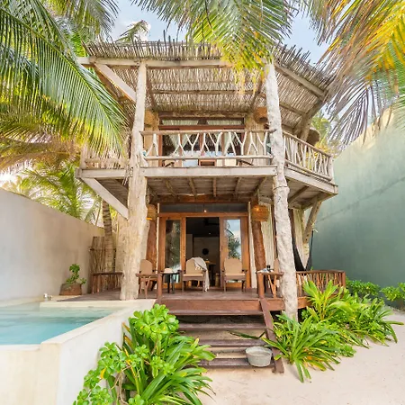Casa Ganesh Beachfront Hotel