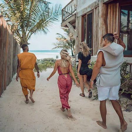 Casa Ganesh Beachfront Hotel