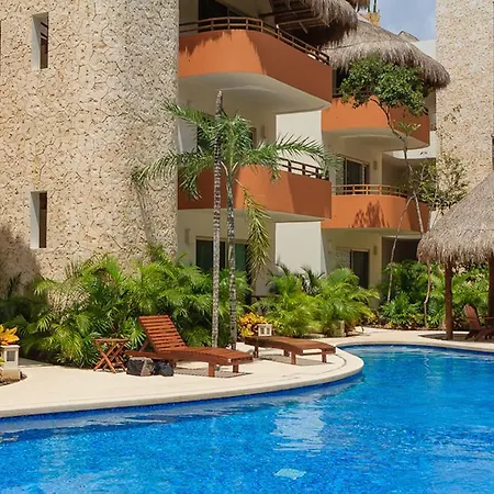 Perfectly Situated Between The Beach & Town By Stella Apartment