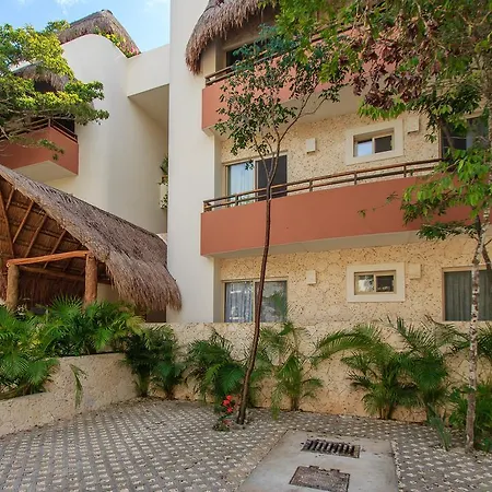 Perfectly Situated Between The Beach & Town By Stella Apartment
