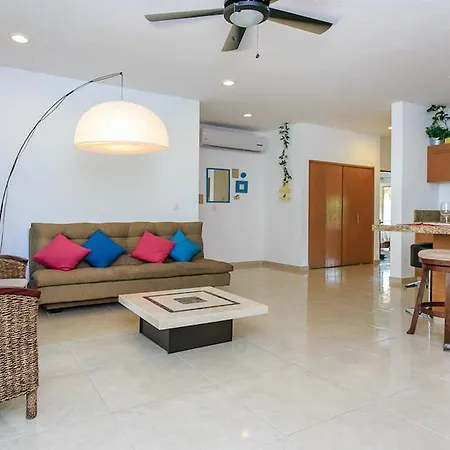 Perfectly Situated Between The Beach & Town By Stella Apartment