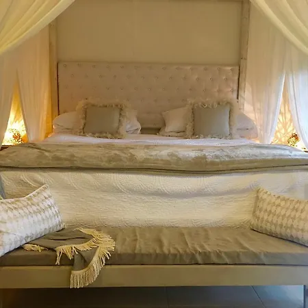 Apartment Artist's Pool House