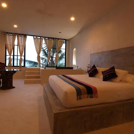 Lamar Front And Pool 3*
