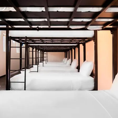 Colorbox Beds And Hostal