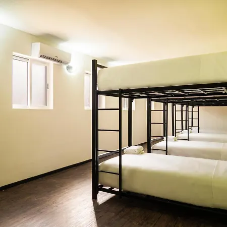 Colorbox Beds And Hostal *