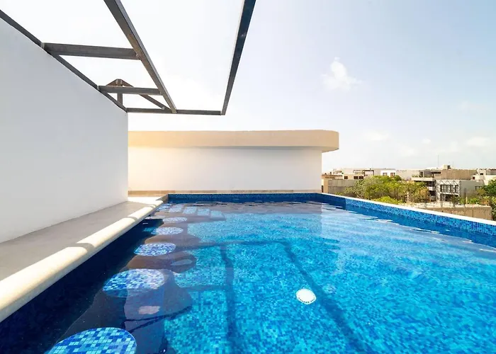 King Studio With Private Balcony, Rooftop Pool, Gym