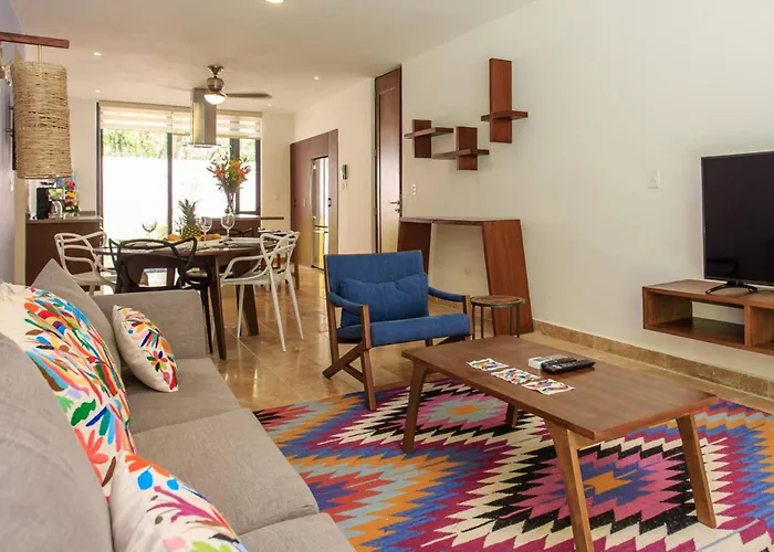 Vibrant Condo, Fiberoptic Wifi, Workspace & A Pool