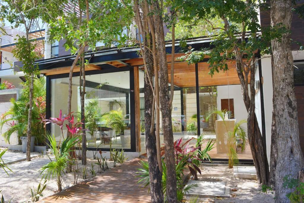 Exclusive, Spacious, Comfy 3 Bedroom Ph With Pool! Apartment