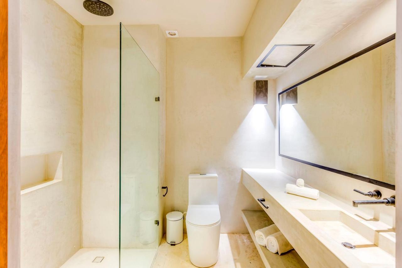 Gorgeous Flowy Space With Wrap-around Private Pool Apartment *