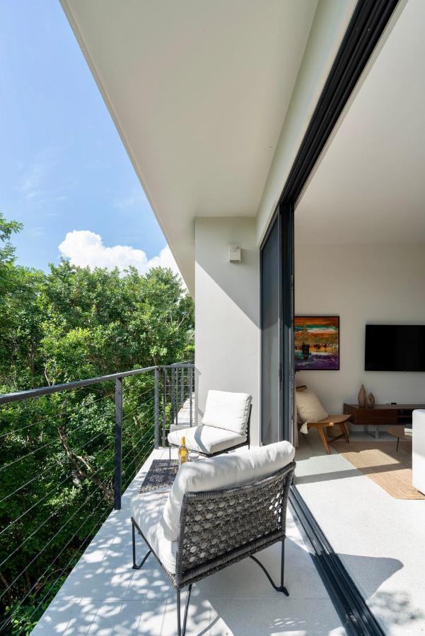 Stylish And Peaceful Jungle At 525 Apartment