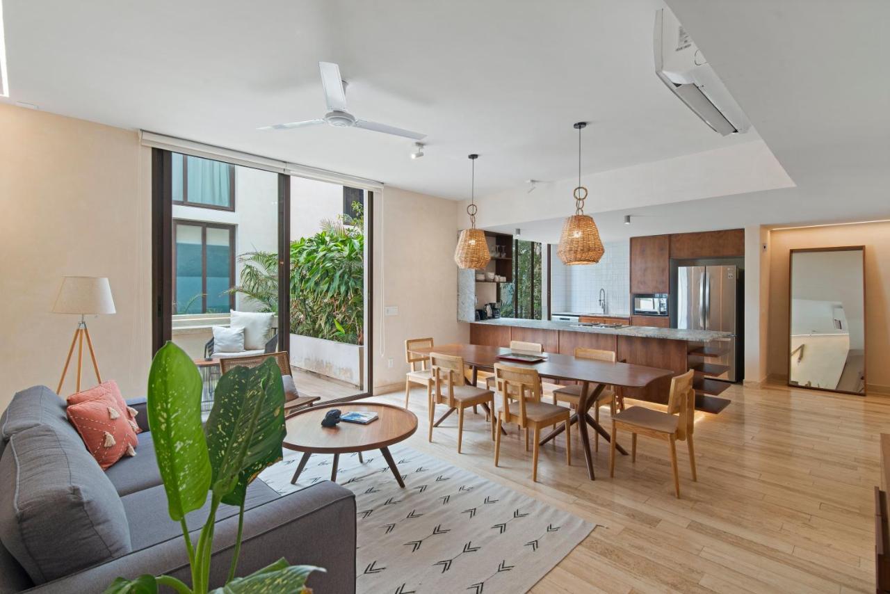 205 Perfect Location 3 Bedrooms Apartment *