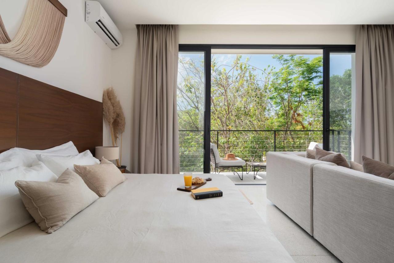 Stylish And Peaceful Jungle At 525