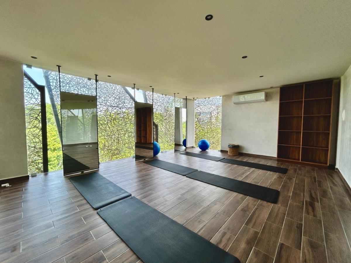 Rooftop Oasis: Urban Retreat With Infinity Pool & Private Terrace