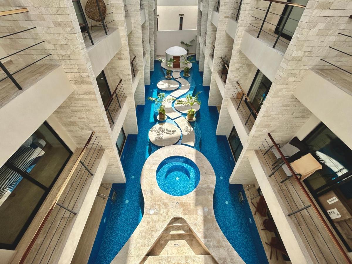 Rooftop Oasis: Urban Retreat With Infinity Pool & Private Terrace