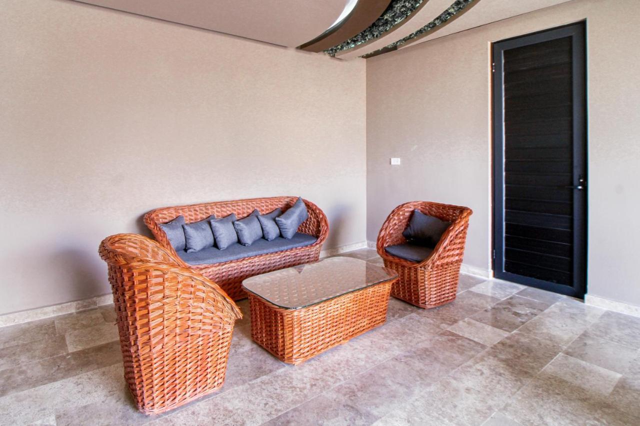 Hotel Menesse #327, Downtown