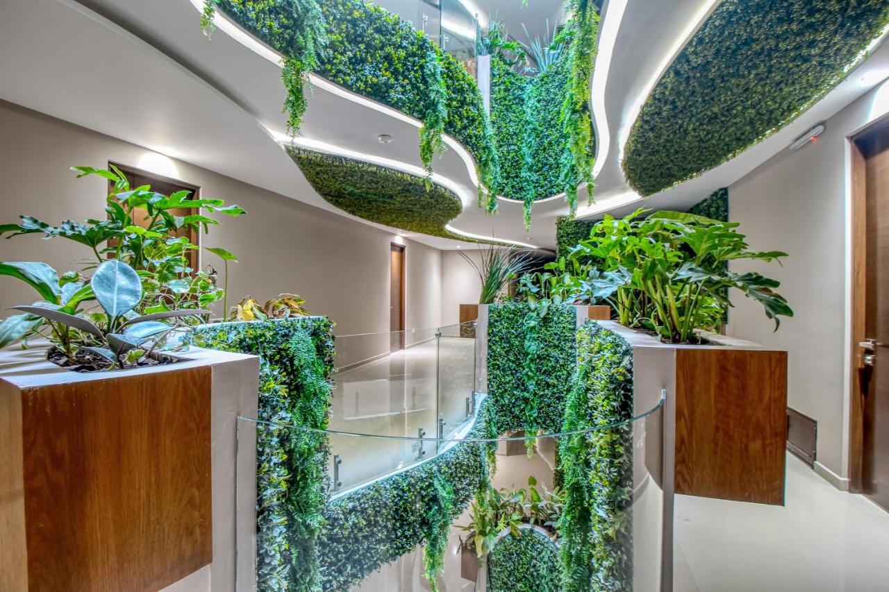 Menesse #327, Downtown Hotel