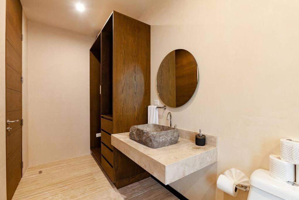 Apartment Charming Location Steps Away From The Main Avenue