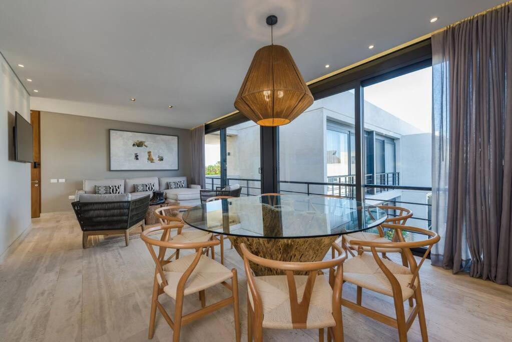 Beyond Amazing 3bd 2br/ Balcony Apartment