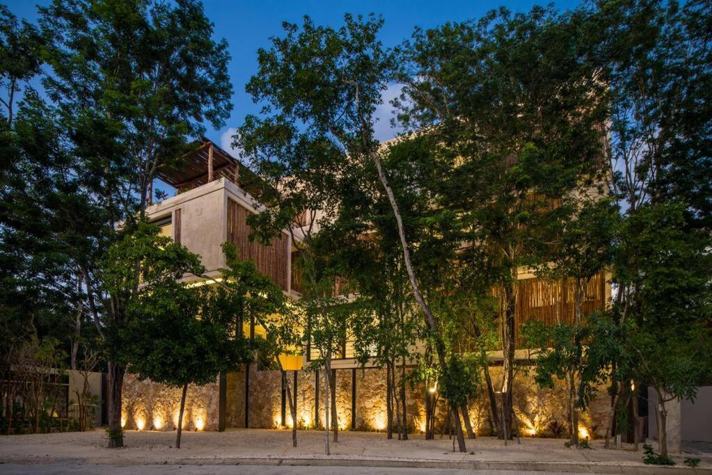 Beyond Amazing 3bd 2br/ Balcony Apartment