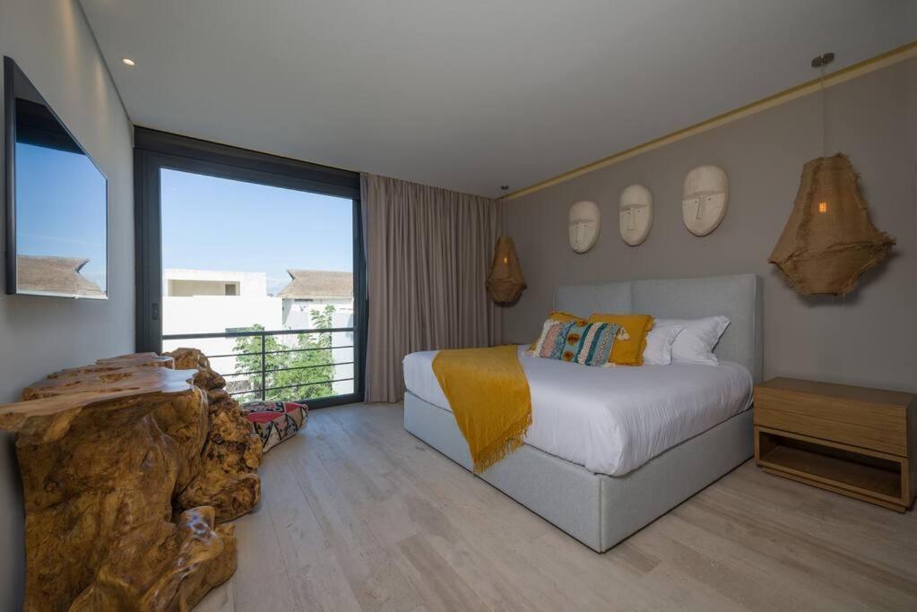 Beyond Amazing 3bd 2br/ Balcony Apartment