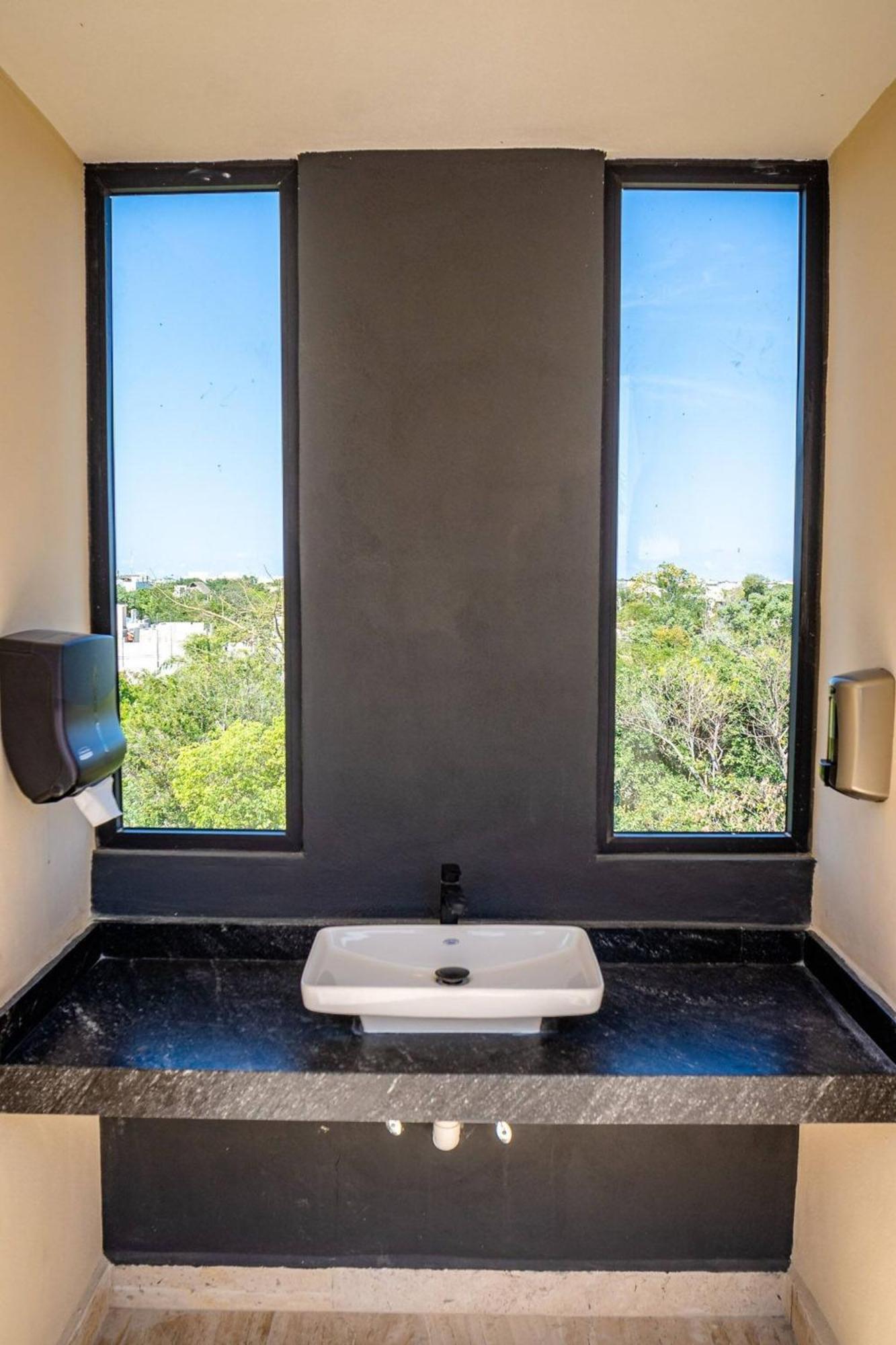 Great Location Amazing Rooftop Pool Apartment *