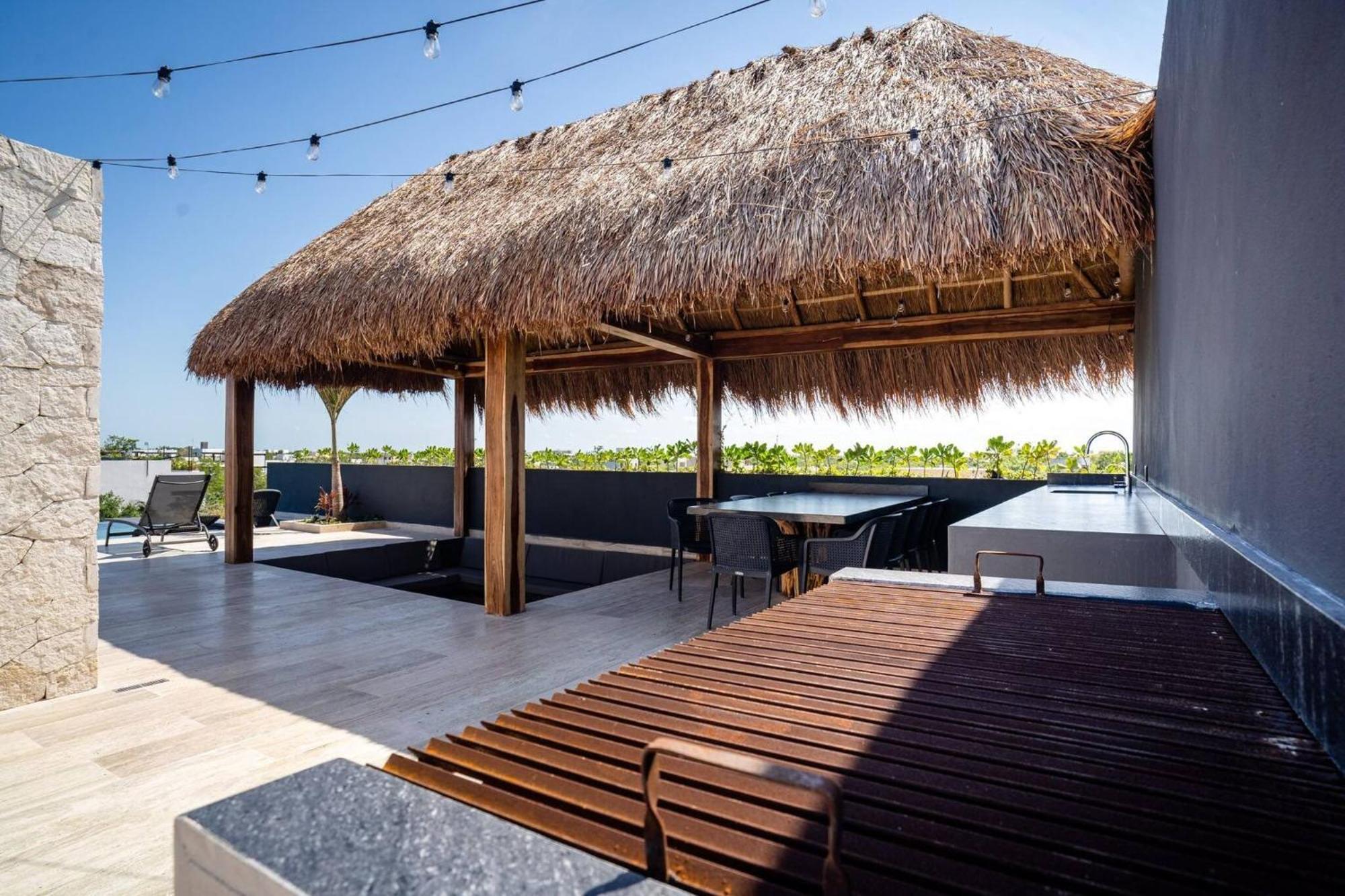 Great Location Amazing Rooftop Pool