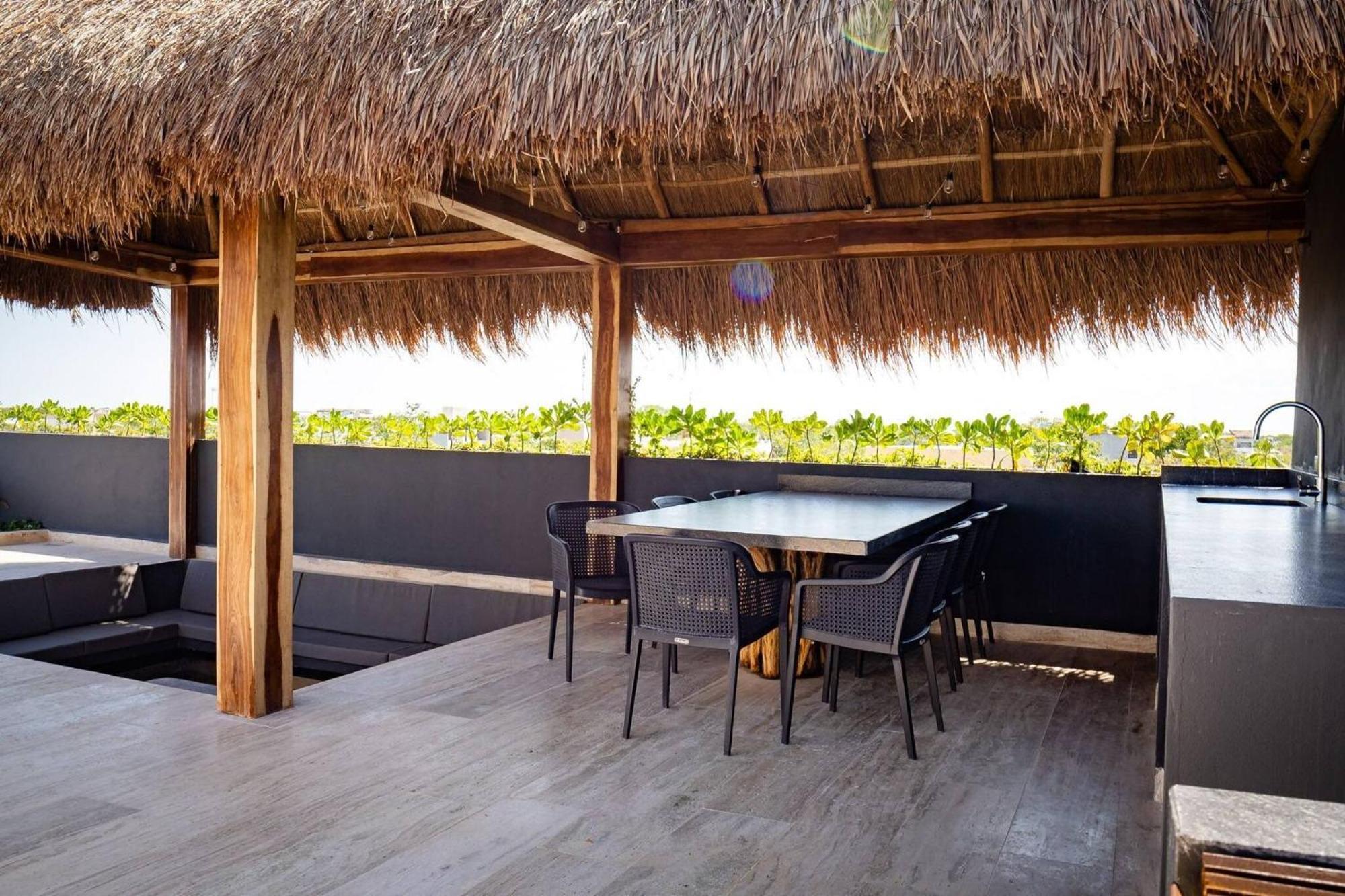 Great Location Amazing Rooftop Pool