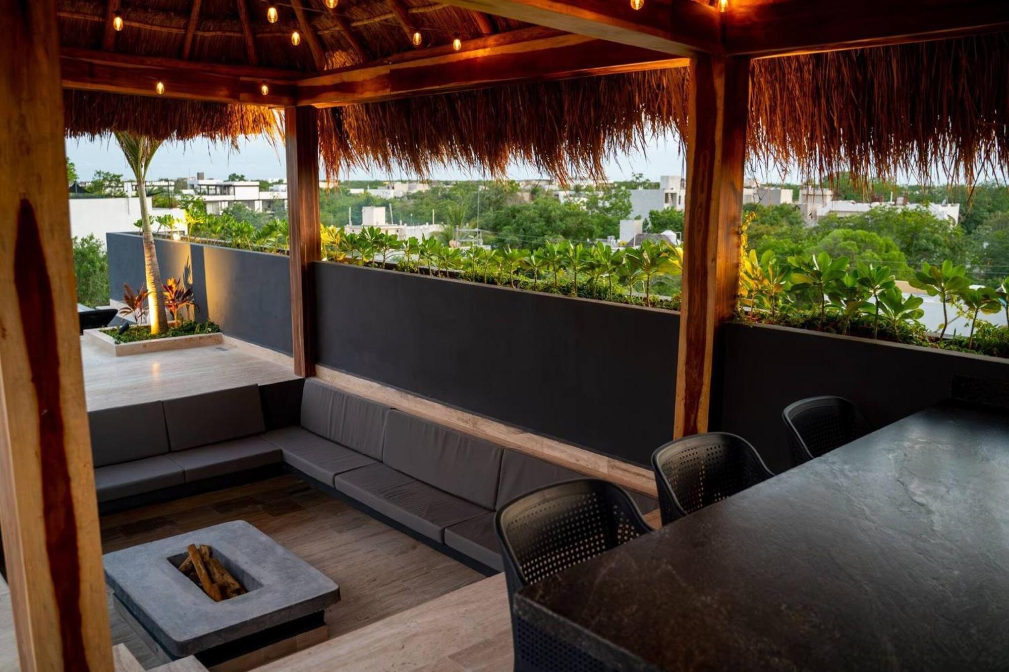 Great Location Amazing Rooftop Pool Apartment