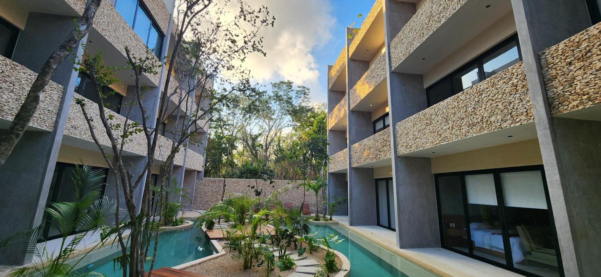 Con Terraza, Pileta Y Bano Completo