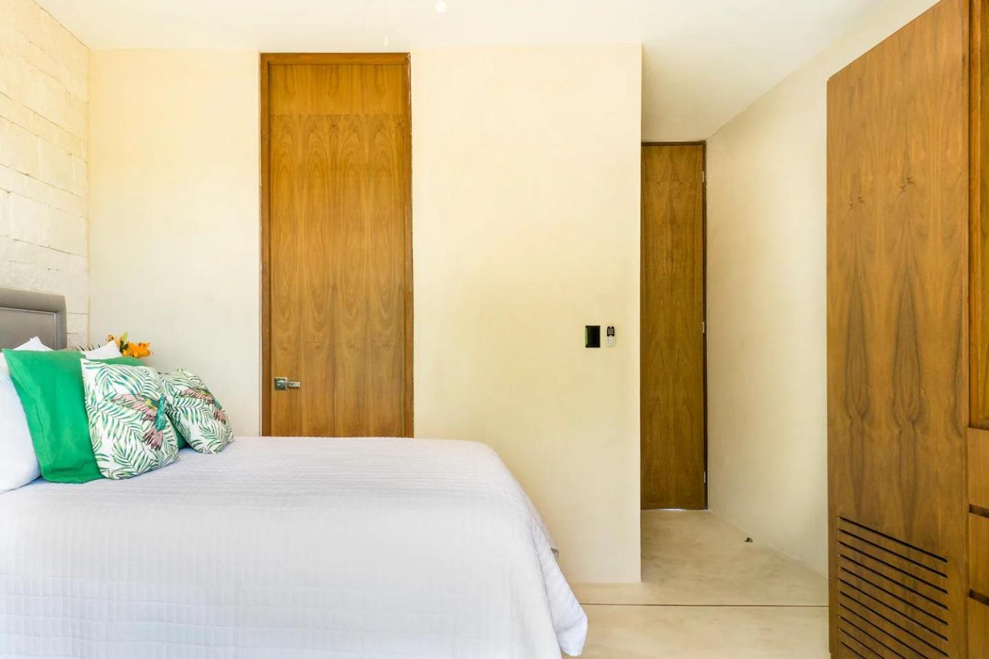 Apartment Spacious Ph. Amazing Roof-top Pool.near Beach/town