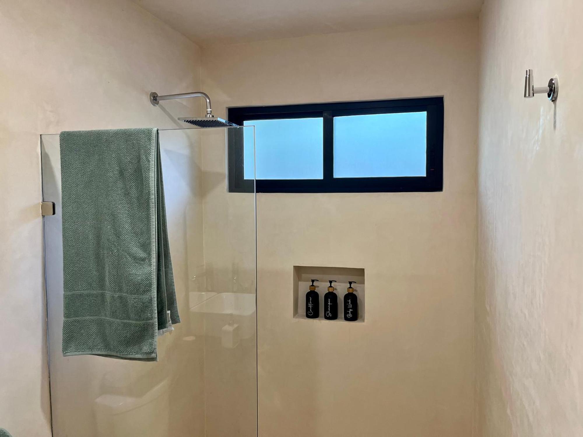 Jungle Gem With Swim-up Pool & Easy Paved Access *