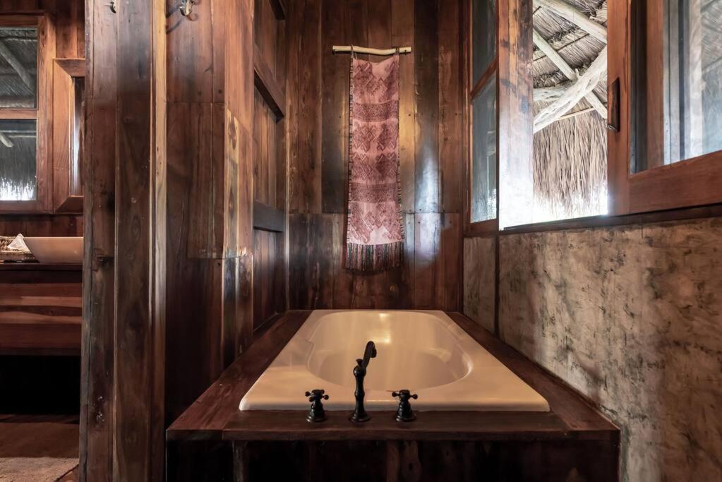 Сasa de vacaciones Stunning Jungle Treehouse With Lakefront & Beachside Tulum