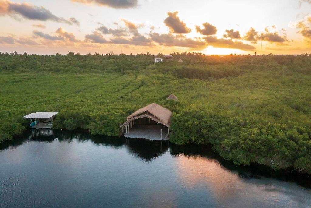 Stunning Jungle Treehouse With Lakefront & Beachside Сasa de vacaciones *