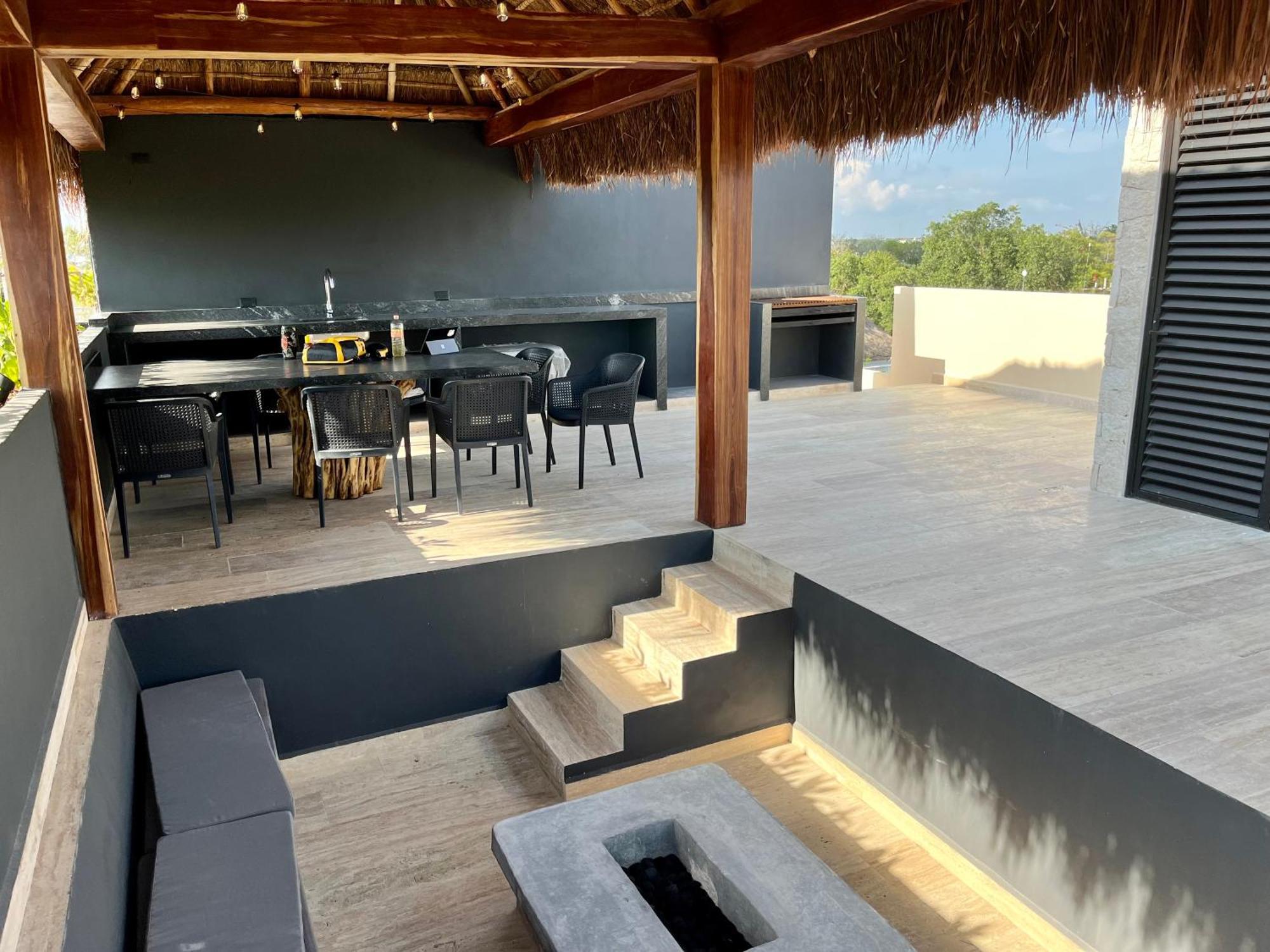W/plunge Pool & Kitchen *