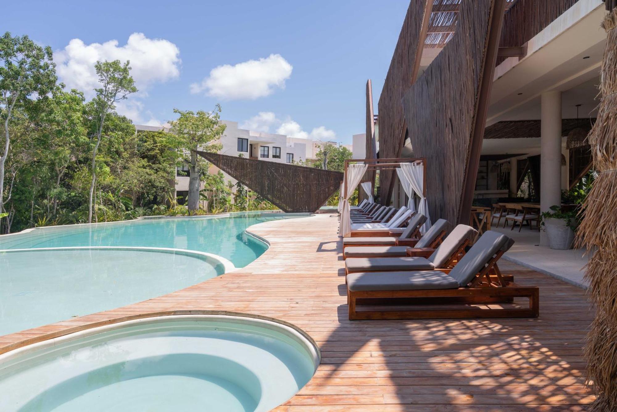 Penthouse Oasis: Rooftop Pool & Luxury