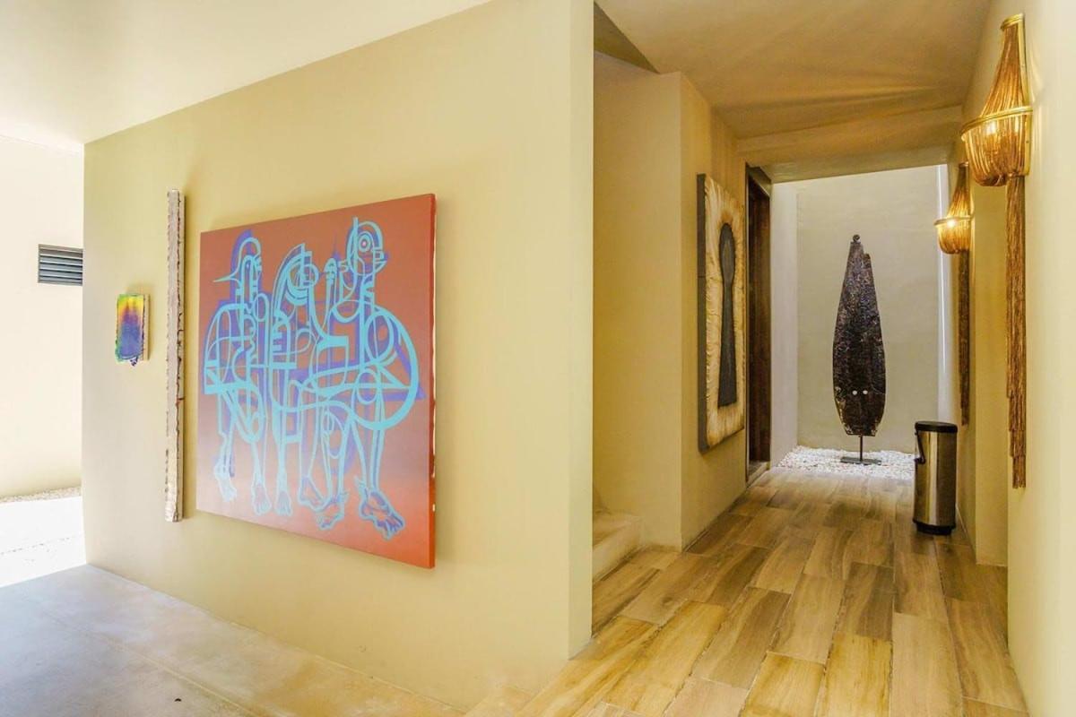 Luxurious Oasis Jacuzzi With Art Gallery And Pool
