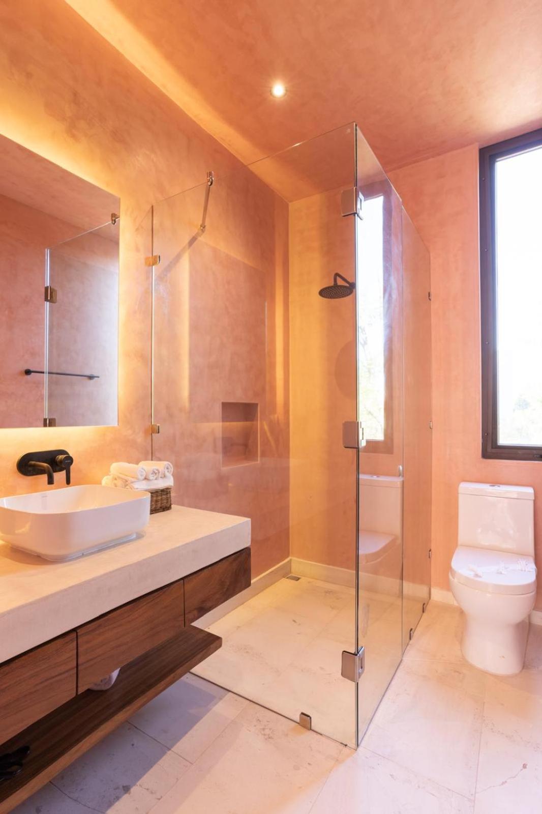 Primrose Jungle Paradise Villa, 3brd, Island Shower, 2 Private Pools, Gourmet Dining & 24hr Security