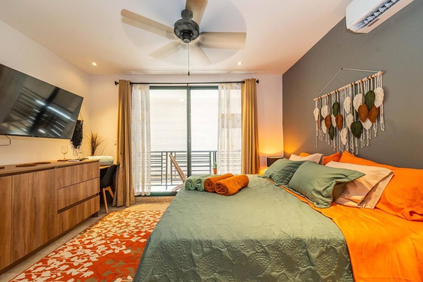 King With Private Balcony, Rooftop Pool, Gym *